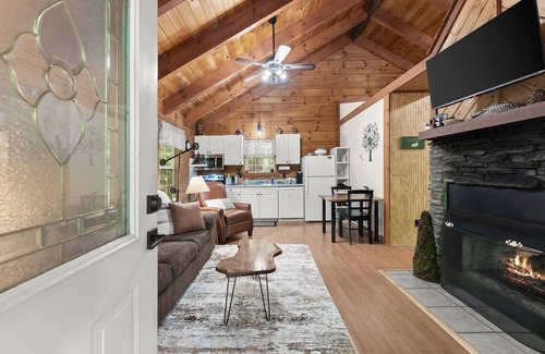 Sautee Nacoochee Cabin | Bird Song Cabin: Romantic - Cozy 1-BR w/WiFi & Hot Tub in Sautee-Nacoochee, GA