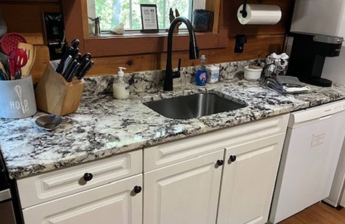 Sautee Nacoochee Cabin | Bird Song Cabin: Romantic - Cozy 1-BR w/WiFi & Hot Tub in Sautee-Nacoochee, GA