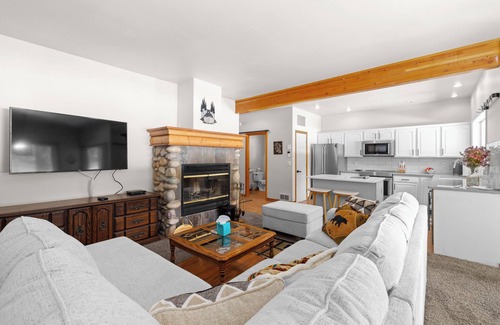 McCall House | Birdie Glen Retreat - Golf course getaway with hot tub and office