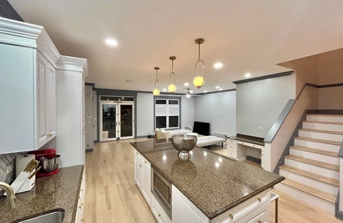 Dunning House | Birthday?Anniversary?Showers?3500 sq ft, sleeps 16