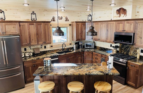 Island Park Cabin | Bison Meadows Lodge-10 min. to YNP+Hot tub+Wifi+AC