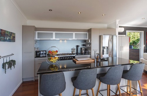 Stoke House | Black Vista - Entertainers Delight 4 Bedrooms & 3 Bathrooms!