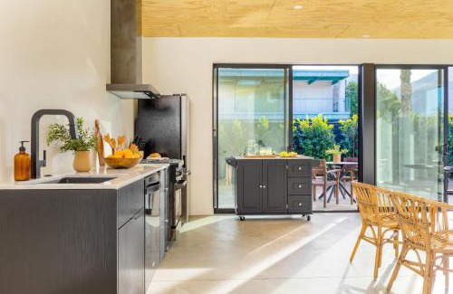 Downtown Palm Springs Hotel | Blackhaus Full Buyout by AvantStay 16-Room Hotel