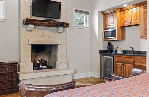 Fredericksburg Cabin | Blacksmith Quarters: The Octavia|1 Bd|Hot Tub