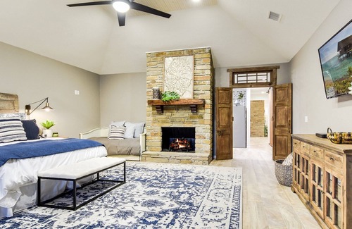 Blanco Cabin | Blanco Valley Lodge - luxury home & guest house. River house, pool & game room.