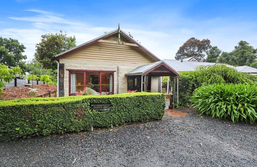 Neerim South Cottage | Blerick Mudbrick Cottage - Spa and Serenity