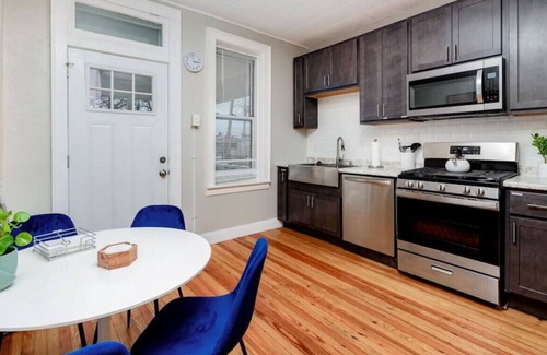 Tower Grove South House | Blissful Bungalow w/ Comfy King & Queen Bed
