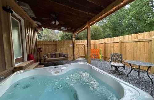 Bryson City House | Blissful Nook Tiny Home ~ Cozy Retreat w/Hot Tub; near Town and Deep Creek