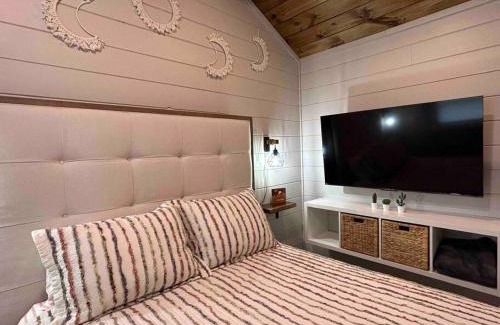 Bryson City House | Blissful Nook Tiny Home ~ Cozy Retreat w/Hot Tub; near Town and Deep Creek