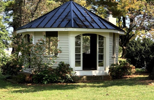 Oakpark Cabin | Bloomingdale Honeymoon Cabin Vintage Retreat with Mountain Views