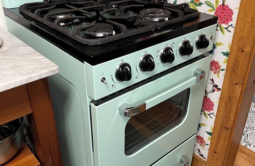 Jeddo Cottage | Blue Dolphin Cottage - relax steps away from sandy Lake Huron beaches