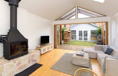 Footscray House | Blue Door - 3BR Unit in the heart of Footscray