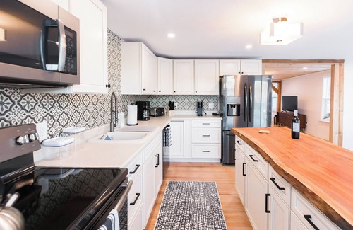 Columbiaville House | Blue Heron House - 3BR Creekside Retreat with Hot Tub, Firepit & 10min to Hudson