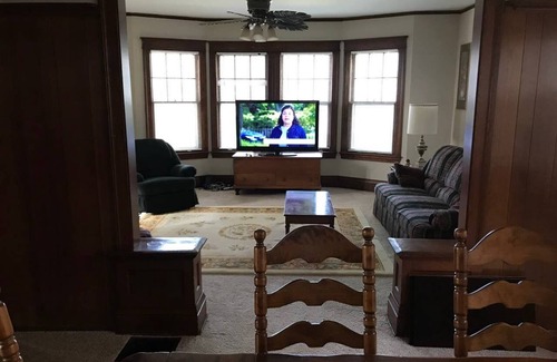 Rochester House | Blue House Downtown Rochester Sleeps 10