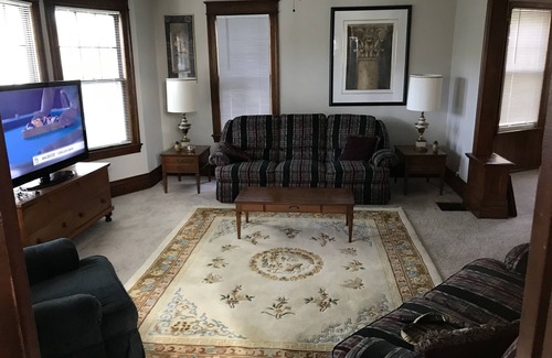 Rochester House | Blue House Downtown Rochester Sleeps 10