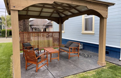 Eureka House | Blue Mist Victorian 5bed/2bath Victorian Gem