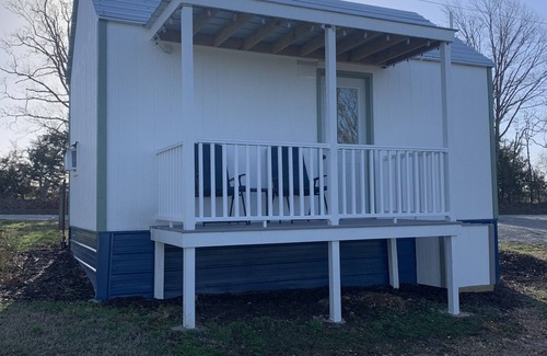 Eureka Springs Cabin | Blue Moon tiny cabin close to everything with Mountain View No Cleaning Fees