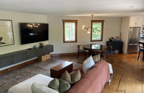 The Blue Mountains Ski Chalet | Blue Mountain Luxury Chalet with Hot Tub, 30+ day staysn