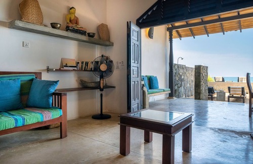 Hettimulla Villa | Blue Parrot Beach Villa Righ on the white sand beach,