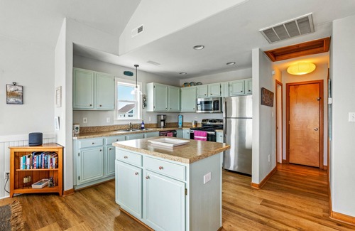 South Nags Head House | Blue Pearl: Steps to the Beach, Ocean Views, Spacious Decks