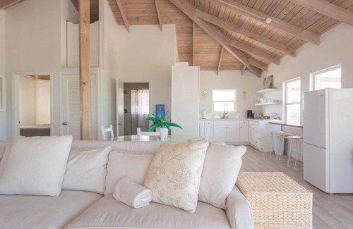 William's Town House | Blue Point Cottage, perfect for small families & couples, beachfront w/hot tub!