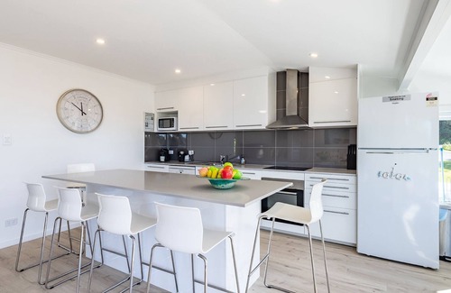 Salamander Bay House | Blue Waters 7 Cook St - Dog Friendly and Water Views