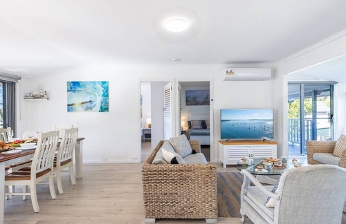 Salamander Bay House | Blue Waters 7 Cook St - Dog Friendly and Water Views