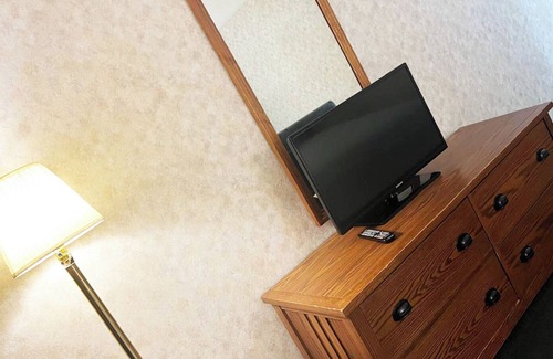 La Crosse Hotel | Blue Way Inn and Suites Lacrosse - 1 King Bed Non Smoking