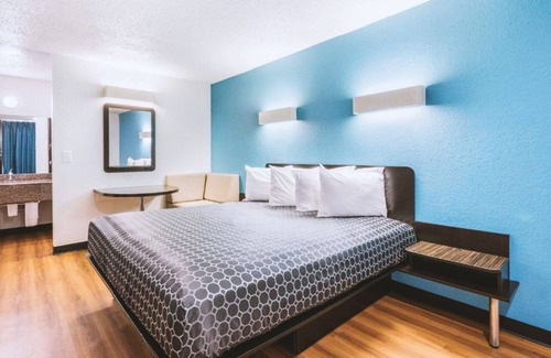 Beeville Hotel | Blue Way Inn & Suites by Jasper Beeville-1 King Bed Non Smoking