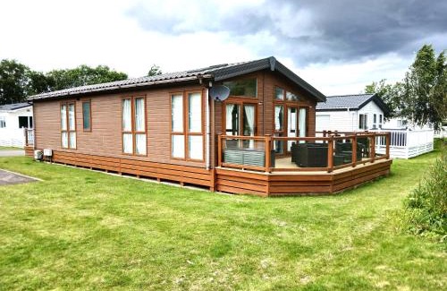Skegness Resort | Bluebell Luxury 2 Bedroom Lodge - a perfect couples escape at Southview overlooking a pond