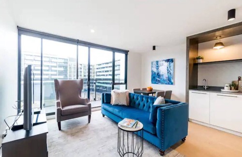 Abbotsford Apartment | Bluebird Beacon Discover a Chic River Lookout