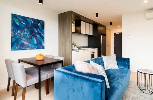Abbotsford Apartment | Bluebird Beacon Discover a Chic River Lookout