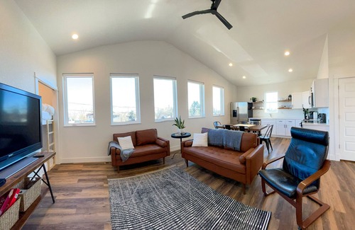 Loveland House | Bluebird Inn Carriage House Downtown Loveland CO