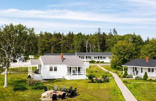 Ocean Point Hotel | Bluebird Ocean Point | Deluxe King | Private Beach + Near Grimes Cove Beach