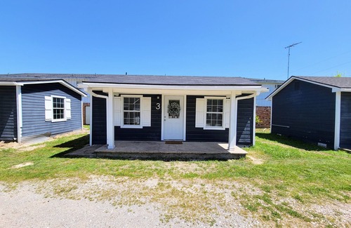 West Tawakoni Cabin | Bluebonnet Cottages by the Lake - Cabin 3