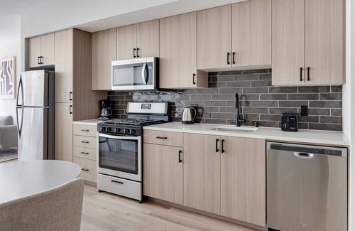 Fremont Apartment | Blueground | East Industrial, pool, nr Coyote Hills