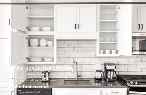 Elmhurst Apartment | Blueground | Elmhurst, pool, nr Elmhurst Art Museum