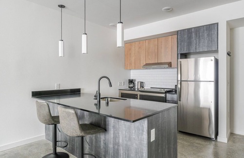 New Tacoma Apartment | Blueground | New Tacoma, balcony, nr Museum