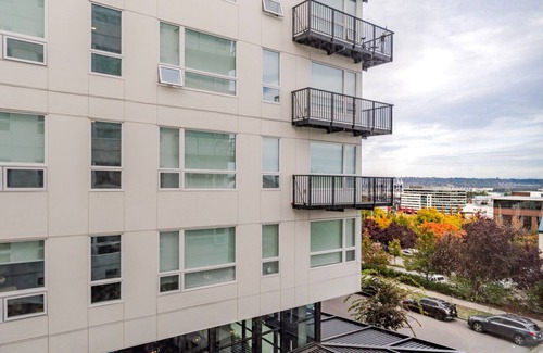 New Tacoma Apartment | Blueground | New Tacoma, balcony, nr Museum