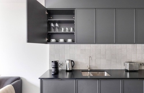 Stratford and New Town Apartment | Blueground | Stratford, pool, nr Queen Elizabeth Park