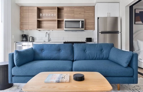 West Queen Anne Apartment | Blueground | West Queen Anne, balcony, nr Kerry Park