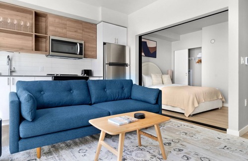 West Queen Anne Apartment | Blueground | West Queen Anne, balcony, nr Kerry Park