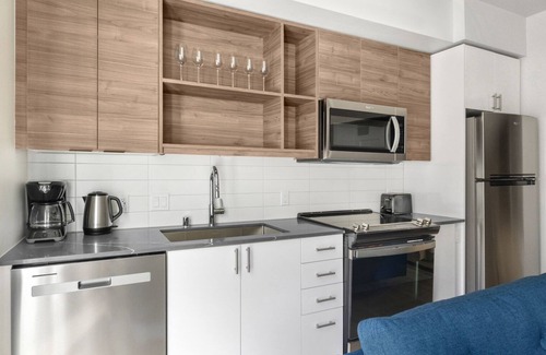 West Queen Anne Apartment | Blueground | West Queen Anne, balcony, nr Kerry Park