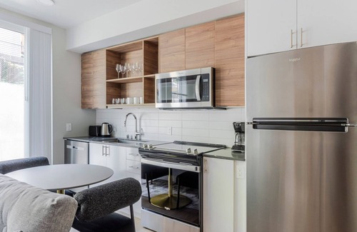 West Queen Anne Apartment | Blueground | West Queen Anne, balcony, nr Kerry Park