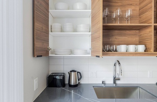 West Queen Anne Apartment | Blueground | West Queen Anne, balcony, nr Kerry Park