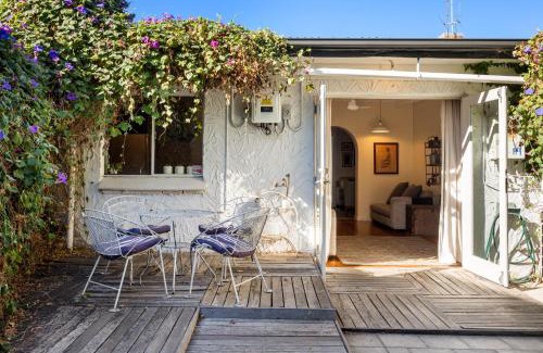 Adelaide Central Business District Apartment | Bluestone Cottage - Vintage Vibes CBD