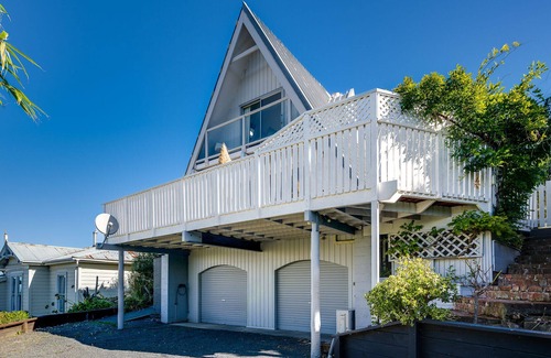 Bluff Hill House | BLUFF HILL HEIGHTS – NAPIER HOLIDAY HOME, pet friendly in Napier