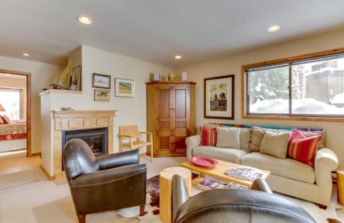 Elkhorn Village Apartment | Bluff Mountain Charmer