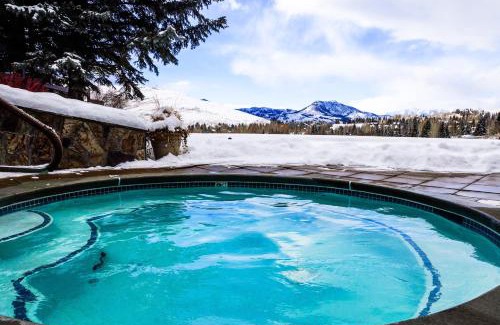 Elkhorn Village Apartment | Bluff Mountain Charmer