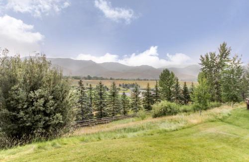 Elkhorn Village Apartment | Bluff Mountain Charmer